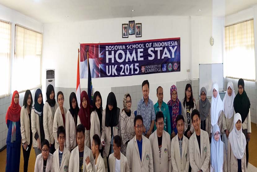 Wali Kota Bogor Bima Arya bersama para siswa Sekolah Bosowa Bina Insani peserta home stay ke Inggris, Jumat (20/11).