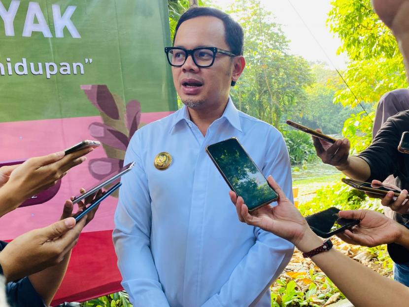 Wali Kota Bogor Bima Arya diwawancara oleh awak media usai menghadiri acara di  Kebun Raya Bogor, Rabu (18/5). 