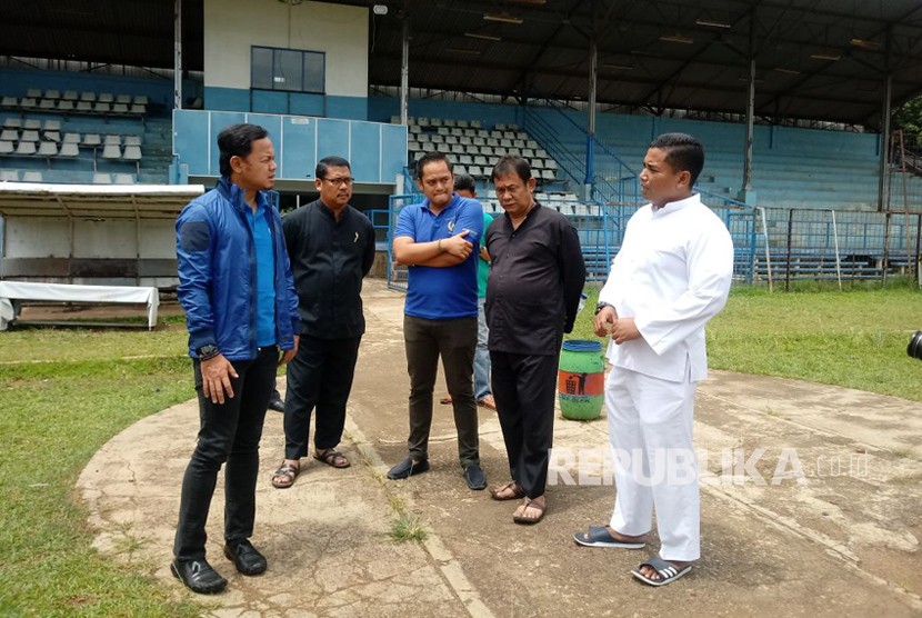 Wali Kota Bogor, Bima Arya (jaket biru) dan Kepala Dinas Pemuda dan Olahraga (Dispora) Kota Bogor, Eko Prabowo (baju putih) meninjai Stadion Pajajaran, Kota Bogor, Rabu (3/1). Stadion yang dibangun pada 1967 ini tengah direnovasi untuk dijadikan tempat latihan tim sepak bola saat Asian Games 2018 pada Agustus. 