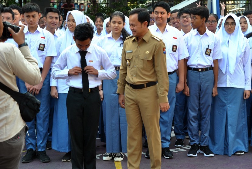 Wali Kota Bogor Bima Arya (kanan) berbincang dengan peserta didik baru saat menjadi pembina upacara Masa Pengenalan Lingkungan Sekolah (MPLS) di SMA Negeri 1, Kota Bogor