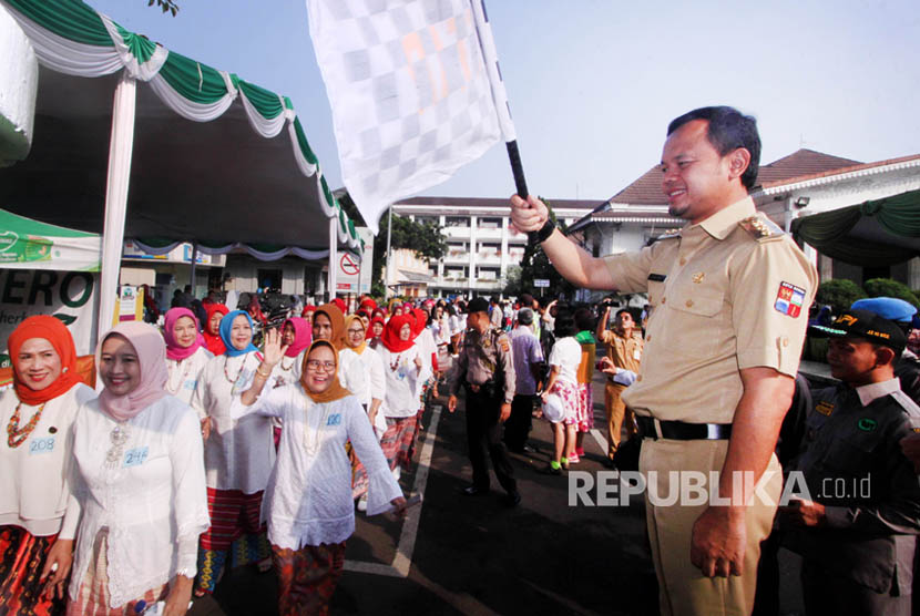 Wali Kota Bogor Bima Arya (kanan) membuka secara resmi Program Istana Untuk Rakyat (Istura), di Kota Bogor, Jawa Barat, Senin (24/7).
