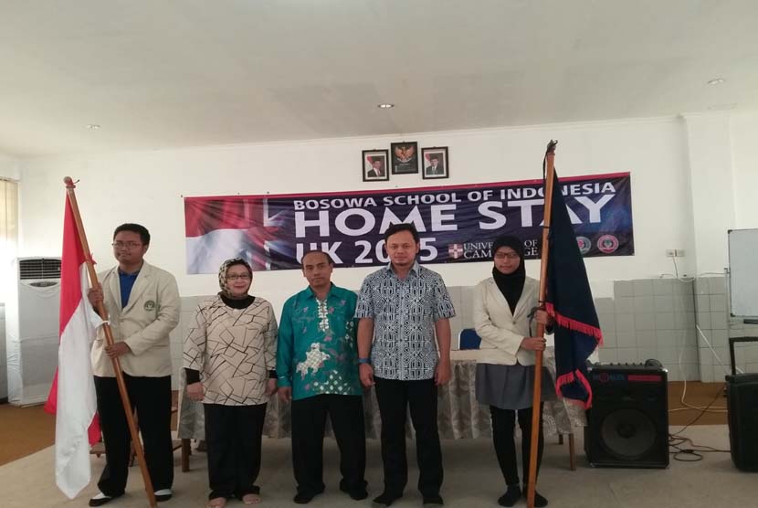 Wali Kota Bogor Bima Arya (kedua dari kanan) secara simbolis melepas para siswa Sekolah Bosowa Bina Insani  (SBBI)  yang akan melaksanakan home stay ke  Inggris, di  kampus SBBI Bogor, Jawa Barat, Jumat (20/11).