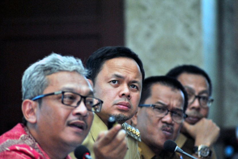 Wali Kota Bogor Bima Arya (kedua kiri) bersama Kepala Dinas Pendidikan Kota Bogor Fahrudin (kedua kanan), Ketua Dewan Pendidikan Kota Bogor Deddy Karyadi (kiri) memberikan keterangan kepada wartawan.