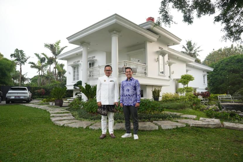 Wali Kota Bogor Bima Arya (kiri) bersama dengan Sendi Ferdiansyah.