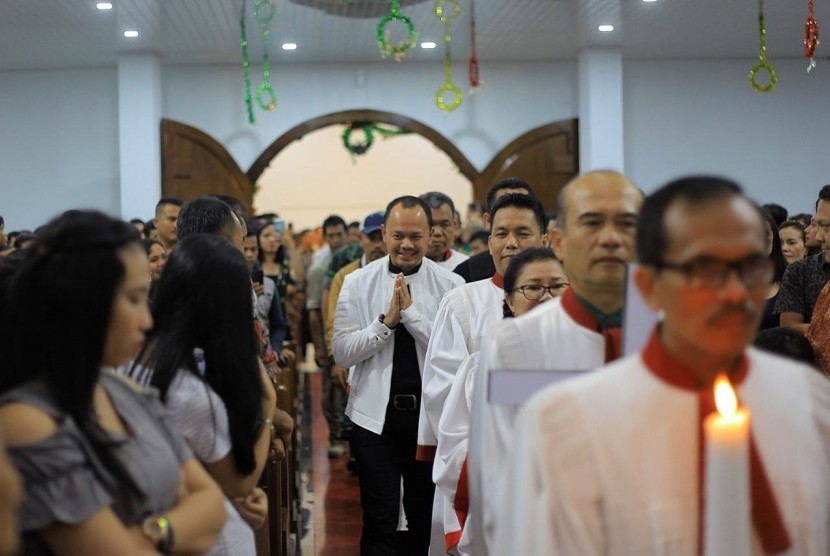 Wali Kota Bogor, Bima Arya, meninjau pelaksanaan Misa Natal di Kota Bogor, Jawa Barat, Senin (24/12) malam.