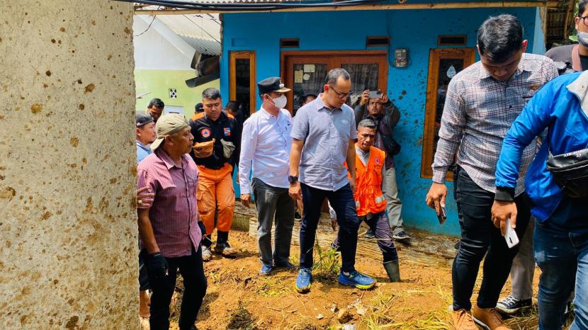 Wali Kota Bogor Bima Arya meninjau rumah warga di Kelurahan Kertamaya, Kecamatan Bogor Selatan, Kota Bogor yang terdampak banjir lumpur, Selasa (22/8). BPBD Kota Bogor akan mengajukan alat deteksi bencana pada tahun depan.