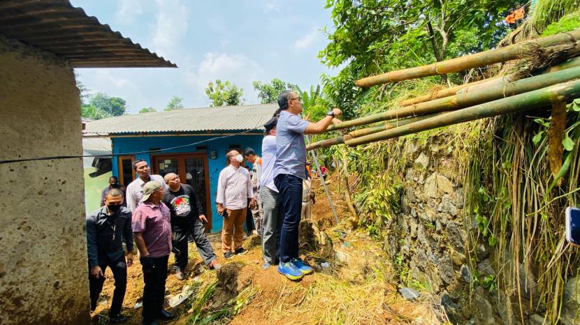 Wali Kota Bogor Bima Arya meninjau rumah warga di Kelurahan Kertamaya, Kecamatan Bogor Selatan, Kota Bogor yang terdampak banjir lumpur, Selasa (22/8).