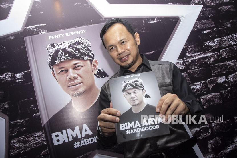 Wali Kota Bogor Bima Arya menunjukkan buku 'Bima Arya #AbdiBogor' ketika peluncuran di Jakarta, Senin (28/5).