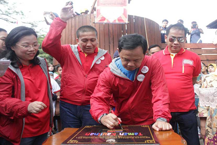  Wali Kota Bogor, Bima Arya,  meresmikan Taman Kaulinan di Lapangan Sempur Kota Bogor, Ahad (5/2). 
