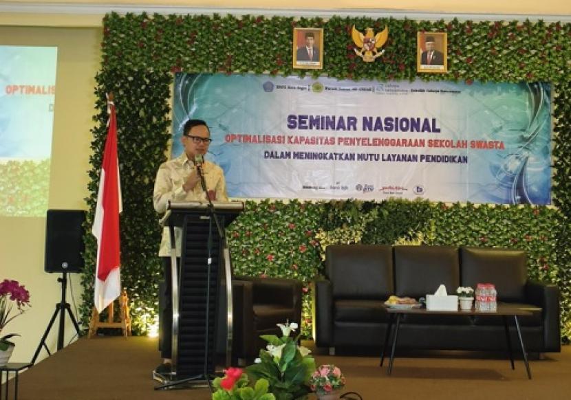 Wali Kota Bogor, Bima Arya, saat memberikan keynote speech dalam Seminar Nasional Optimalisasi Kapasitas Penyelenggara Sekolah Swasta dalam Meningkatkan Mutu Layanan Pendidikan di Aula Sekolah Cahaya Rancamaya Kota Bogor, Jawa Barat, Sabtu (20/10/2023).