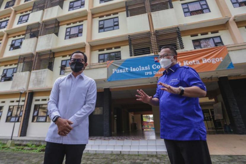 Wali Kota Bogor Bima Arya Sugiarto dan Rektor IPB University Arif Satria saat mengunjungi pusat isolasi di Asrama IPB. 