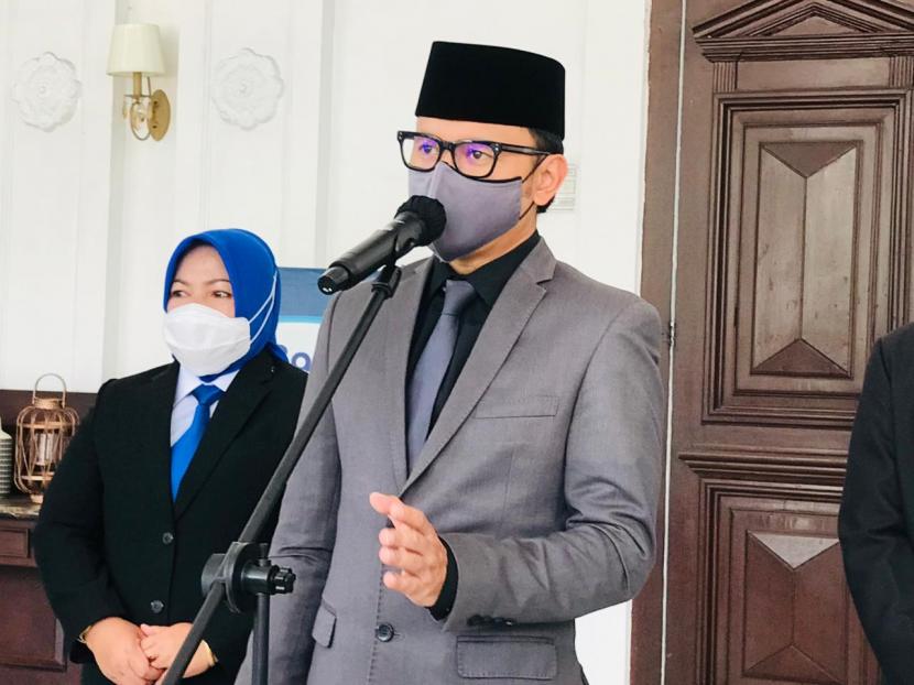 Wali Kota Bogor, Bima Arya Sugiarto di Balai Kota Bogor. Bima Arya kembali mengingatkan dan mengajak warganya untuk terus menerapkan protokol kesehatan secara ketat, guna mengantisipasi munculnya lonjakan kasus COVID-19 seperti yang terjadi setelah Hari Raya Idul Fitri tahun 2020
