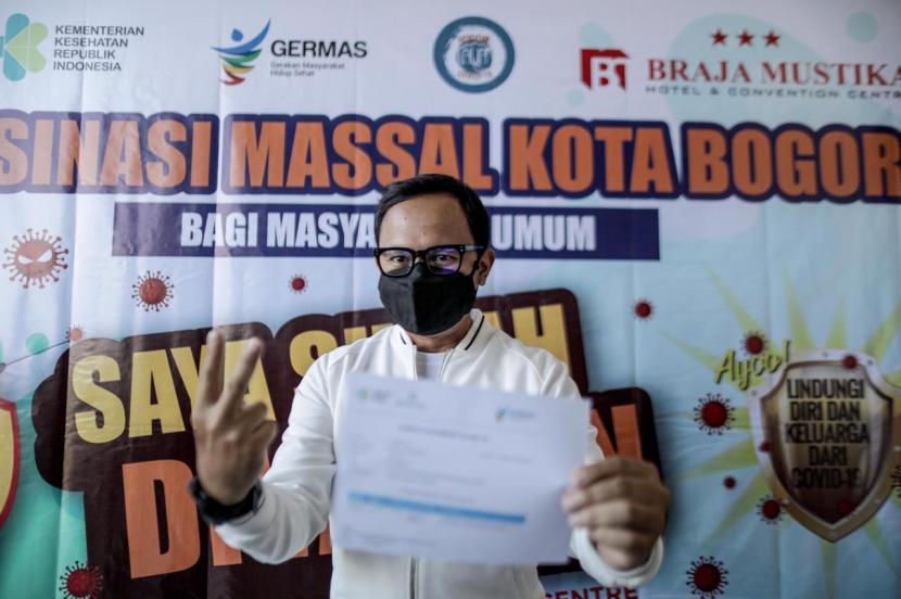 Wali Kota Bogor Bima Arya Sugiarto divaksinasi Covid-19 setelah dua kali gagal divaksinasi, Senin (12/7). 