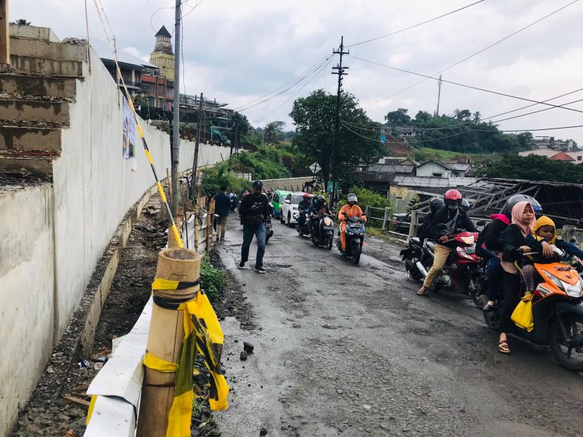 Wali Kota Bogor Bima Arya Sugiarto (kanan) meninjau jalan rusak sekitar proyek jalur ganda kereta Bogor-Sukabumi di Kecamatan Bogor Selatan, Kota Bogor, Selasa (15/3).