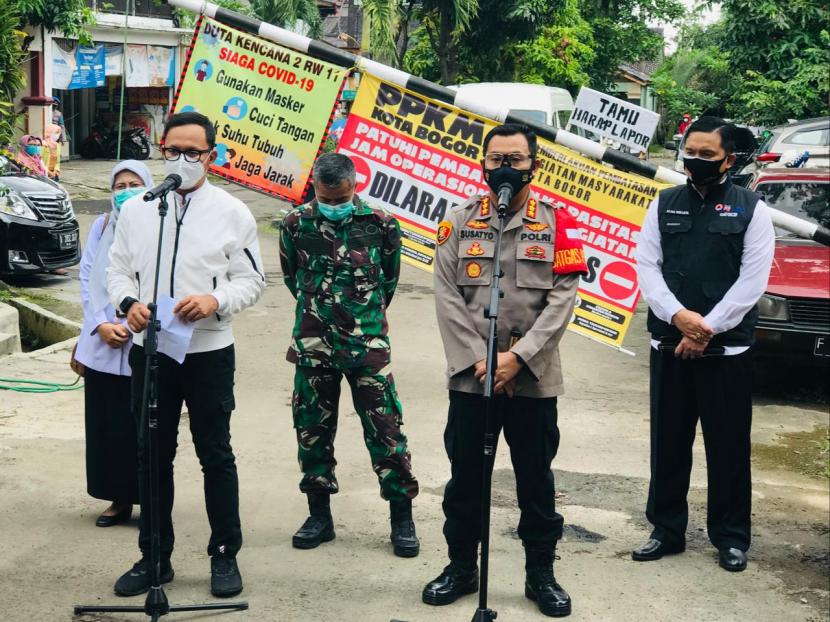 Wali Kota Bogor, Bima Arya Sugiarto (kiri) bersama Kapolresta Bogor Kota, Kombes Pol Susatyo Purnomo Condro (kanan) mengumumkan kebijakan ganjil-genap yang akan diberlakukan di Kota Bogor, Kamis (4/2).