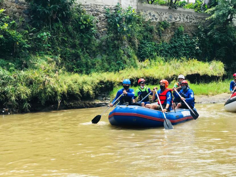 Wali Kota Bogor, Bima Arya Sugiarto lakukan ekspedisi susur Sungai Ciliwung bersama Satgas Ciliwung dan relawan untuk memetakan potensi bencana, Selasa (10/11). 
