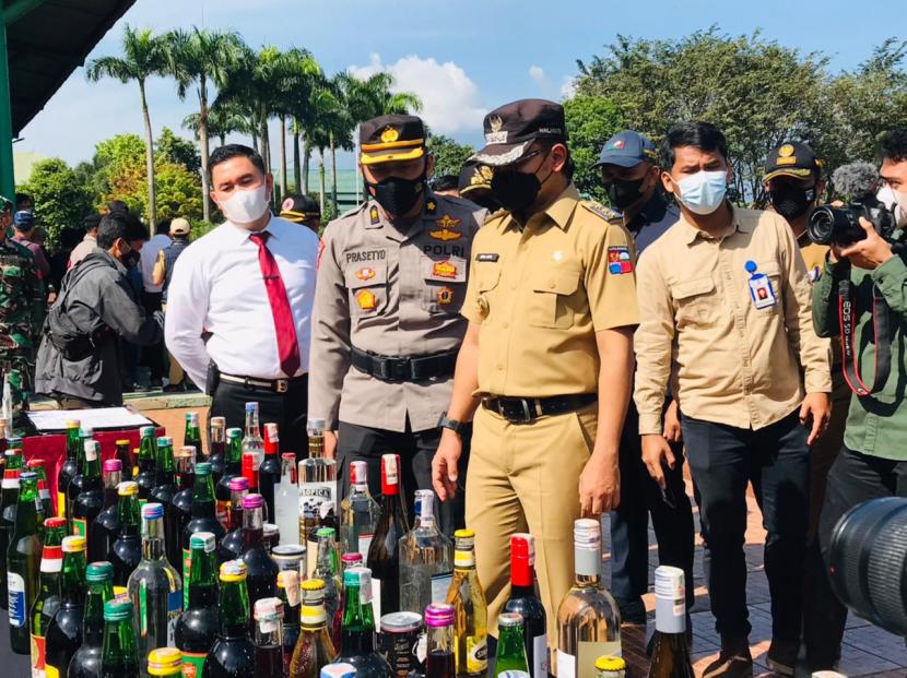 Wali Kota Bogor, Bima Arya Sugiarto melihat barang bukti ribuan botol minuman keras yang disita jajaran Satres Narkoba Polresta Bogor Kota, Senin (12/4).