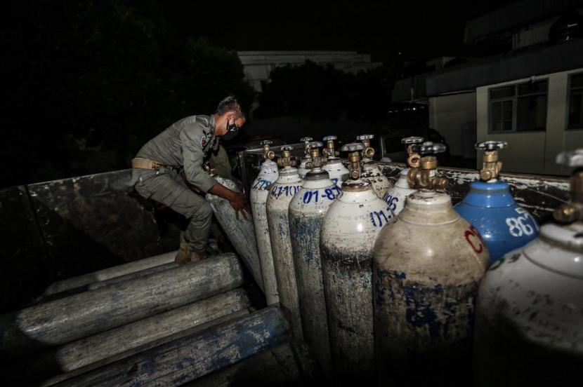 Wali Kota Bogor, Bima Arya Sugiarto memantau penyaluran bantuan tabung oksigen ke rumah sakit-rumah sakit di Kota Bogor, Senin (5/7) malam.