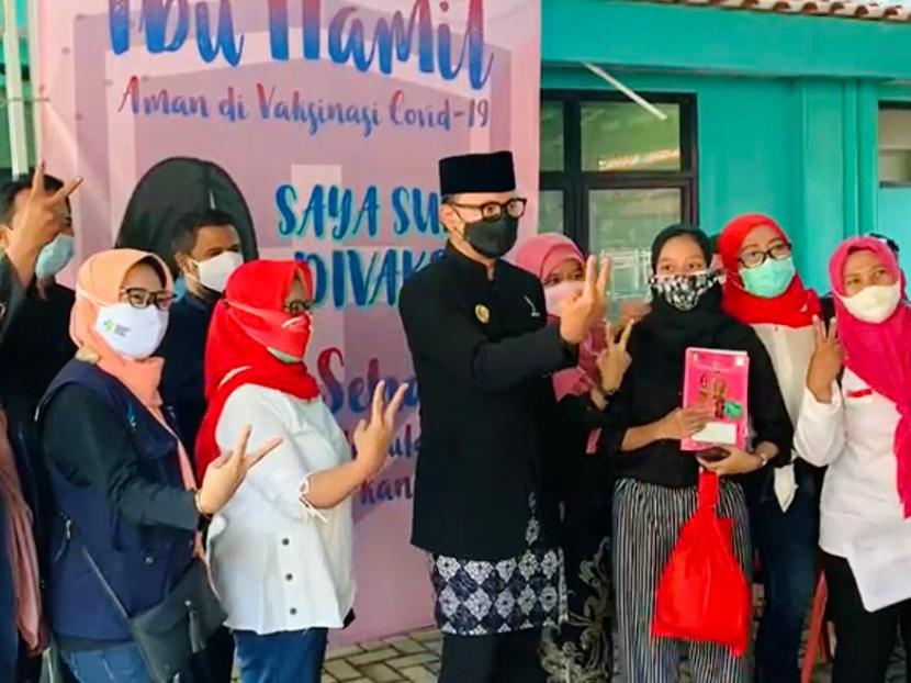 Wali Kota Bogor, Bima Arya Sugiarto memantau vaksinasi Covid-19 terhadap ibu hamil di Puskesmas Kedung Badak, Tanah Sareal, Kota Bogor, Kamis (19/8)
