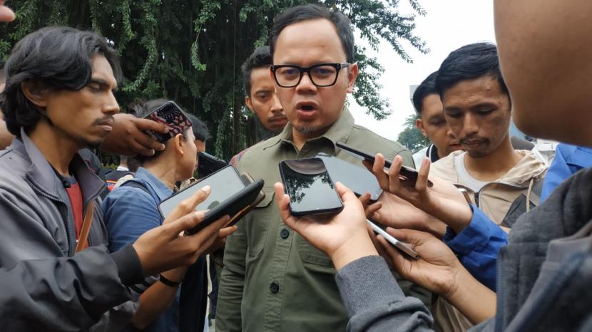 Wali Kota Bogor Bima Arya Sugiarto memberi keterangan kepada wartawan di Balai Kota Bogor. (Republika/Nugroho Habibi)