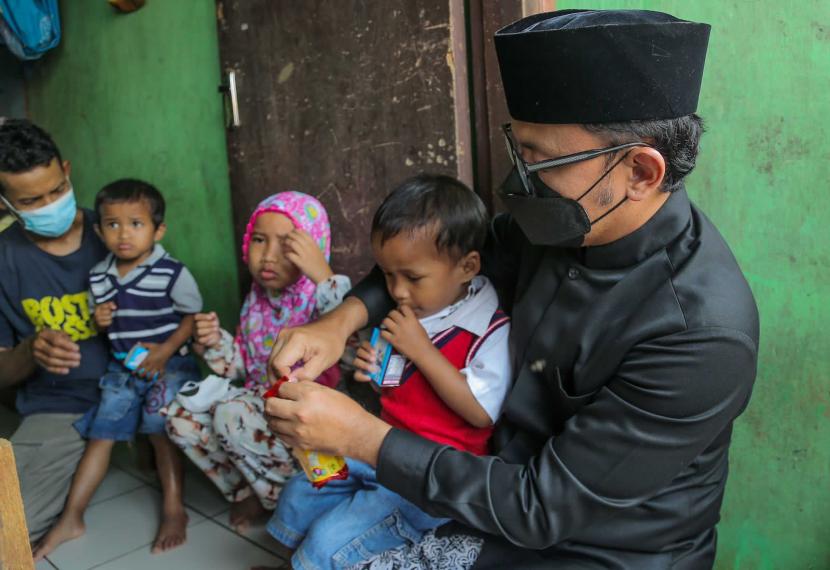 Wali Kota Bogor, Bima Arya Sugiarto memberikan bantuan kepada anak-anak berpotensi stunting di Kecamatan Bogor Timur, Jumat (22/10). 