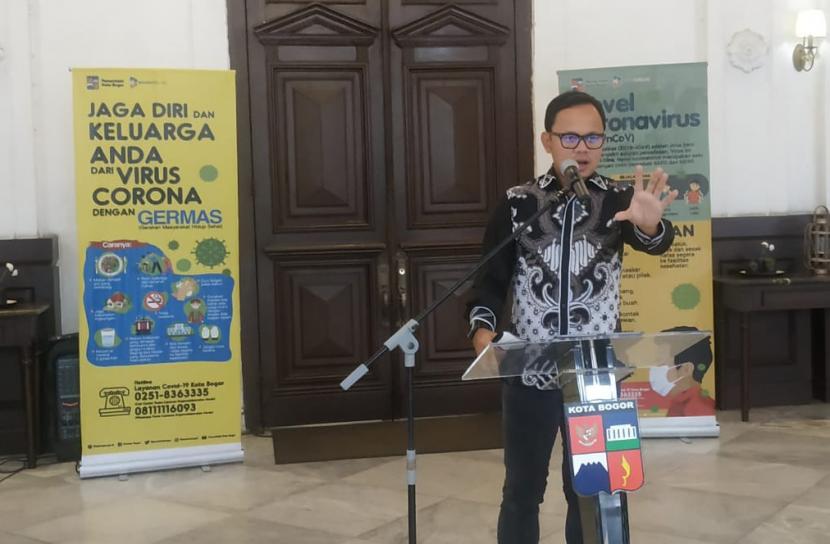 Wali Kota Bogor Bima Arya Sugiarto memberikan keterangan pers terkait langkah penanganan penyebaran Covid-19 di Kota Bogor, Jumat, (19/6). 