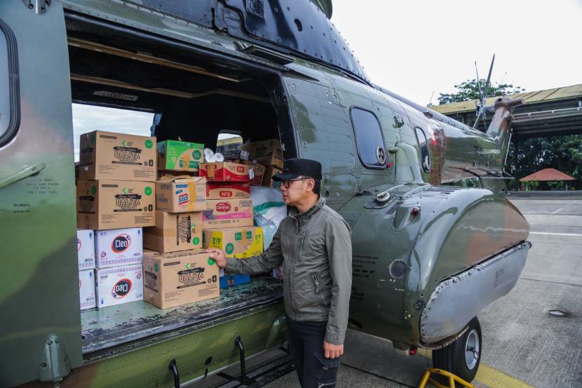Wali Kota Bogor Bima Arya Sugiarto, memimpin langsung pengiriman bantuan untuk korban gempa di Kabupaten Cianjur. Bantuan kembali dikirimkan via jalur udara bersama Skadron Udara 6 Lanud Atang Sendjaja (ATS), Jumat (25/11/2022). 
