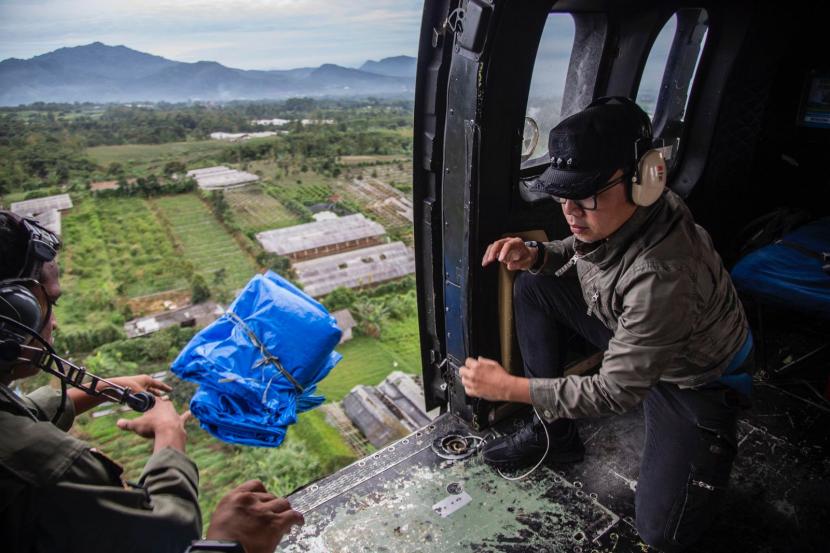 Wali Kota Bogor Bima Arya Sugiarto, memimpin langsung pengiriman bantuan untuk korban gempa di Kabupaten Cianjur. Bantuan kembali dikirimkan via jalur udara bersama Skadron Udara 6 Lanud Atang Sendjaja (ATS), Jumat (25/11/2022). 