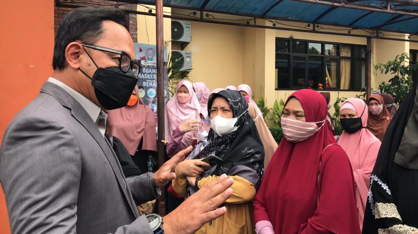 Wali Kota Bogor Bima Arya Sugiarto mendatangi Sekolah At-Taufiq di Kelurahan Kedung Jaya, Kecamatan Tanah Sareal, Kota Bogor, Selasa (9/11), untuk melakukan mediasi terkait dualisme yayasan. 