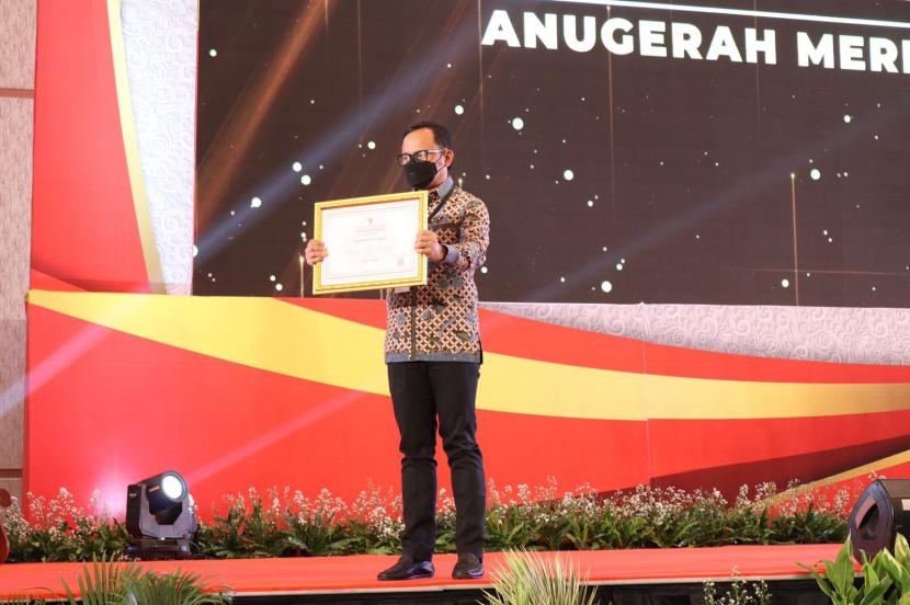 Wali Kota Bogor Bima Arya Sugiarto, menerima penghargaan untuk Pemerintah Kota (Pemkot) Bogor yang berhasil mendapat nilai sangat baik dari Komisi Aparatur Sipil Negara (KASN) dalam Anugerah Meritokrasi yang digelar di Surabaya, Selasa (7/12).