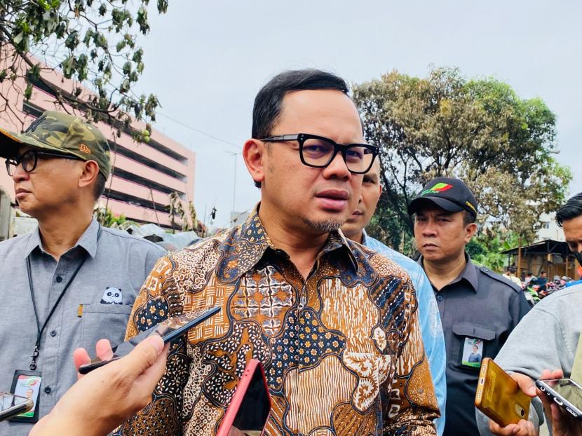 Wali Kota Bogor Bima Arya Sugiarto, meninjau lokasi kebakaran di Pasar Jambu Dua, Kecamatan Bogor Utara, Kota Bogor, Selasa (14/6). 