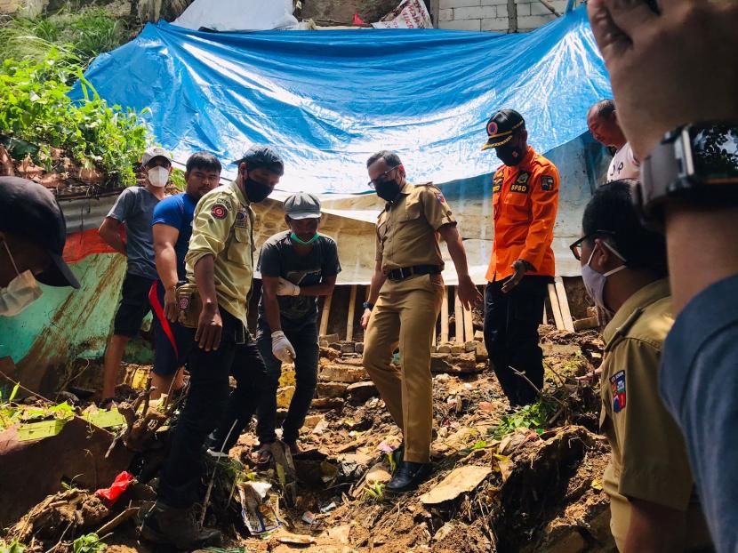 Wali Kota Bogor Bima Arya Sugiarto meninjau lokasi longsor di Kampung Keramat, Kelurahan Panaragan, Kecamatan Bogor Tengah, Kota Bogor, Senin (8/11). 