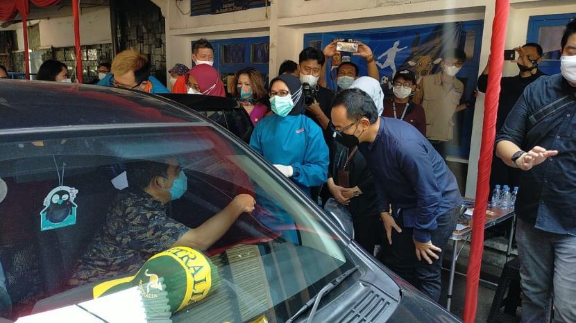 Wali Kota Bogor, Bima Arya Sugiarto meninjau penyuntikan vaksin Covid-19 terhadap lansia di GOR Pajajaran Kota Bogor, yang dilaksanakan secara drive thru, Rabu (17/3)