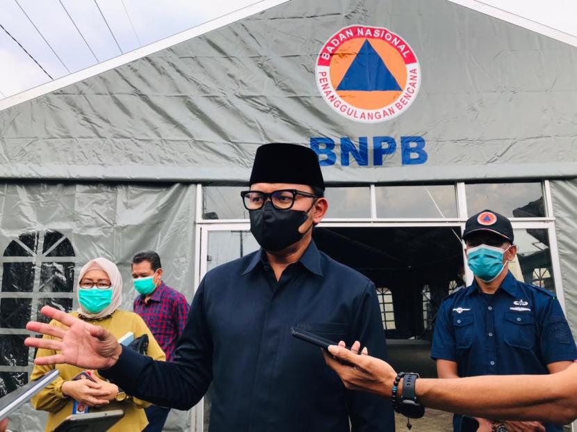 Wali Kota Bogor, Bima Arya Sugiarto meninjau persiapan tenda darurat di RSUD Kota Bogor.