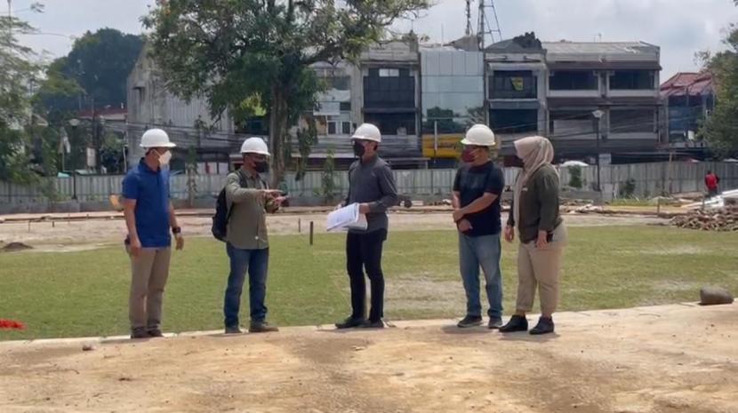 Wali Kota Bogor Bima Arya Sugiarto meninjau progress pembangunan Alun-alun Kota Bogor di eks Taman Topi, Sabtu (6/11)