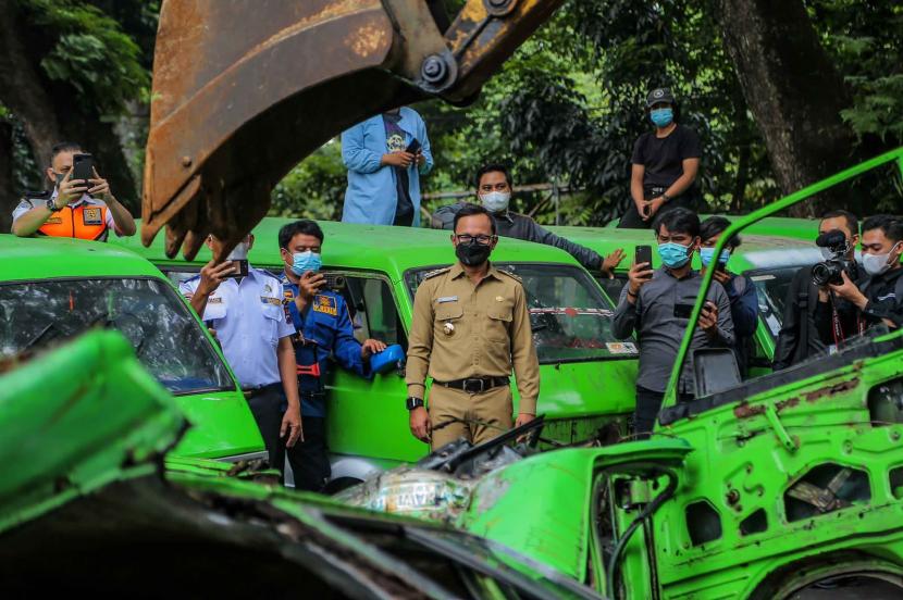 Wali Kota Bogor, Bima Arya Sugiarto menyaksikan proses penghancuran angkot, yang akan dikonversikan menjadi bus, Senin (1/11). 