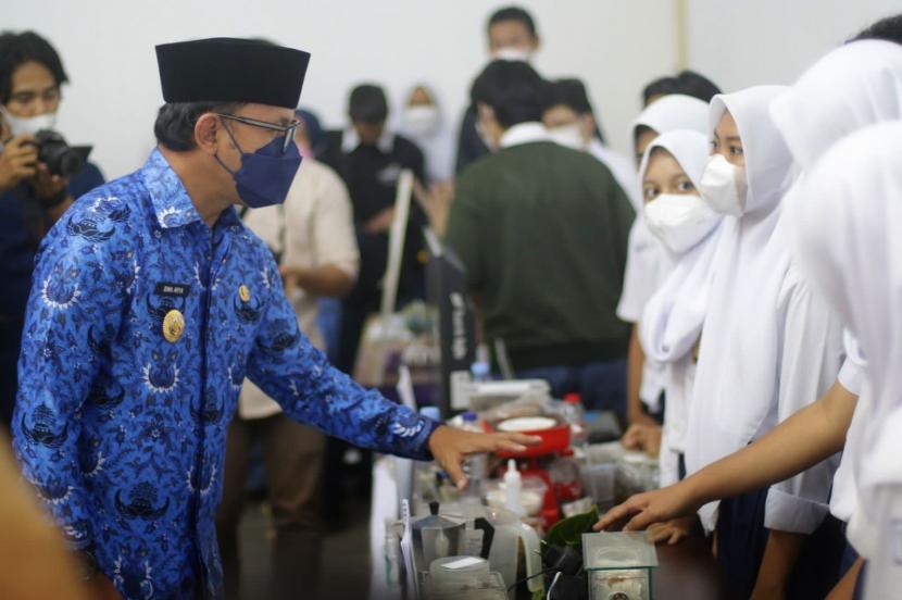 Wali Kota Bogor Bima Arya Sugiarto menyerahkan hadiah kepada para pemenang lomba Kreativitas dan Inovasi Urang Bogor (Kribo) 2021 tingkat sekolah