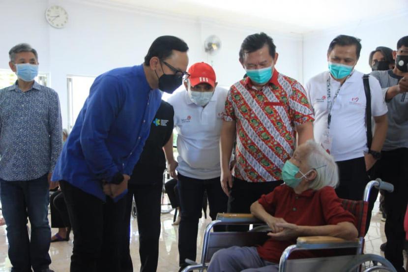 Wali Kota Bogor, Bima Arya Sugiarto saat meninjau vaksinasi lansia di Panti Wredha Salam Sejahtera, Bantarjati, Kecamatan Bogor Utara. 