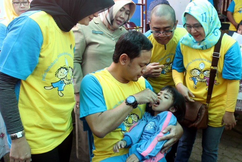 Wali Kota Bogor Bima Arya (tengah) memberikan vaksin polio di Posyandu Kecubung Mekar, Baranangsiang, Kota Bogor, Jawa Barat. Pemkot Bogor mempercepat pemenuhan target vaksinasi polio untuk ribuan balita.