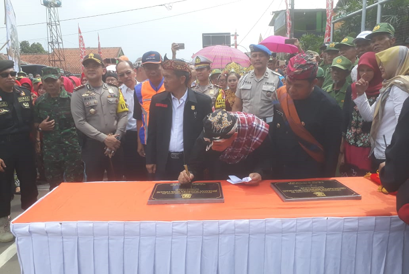 Wali Kota Cimahi, Ajay M Priatna didampingi Wakil Wali Kota Cimahi, Ngatiyana meresmikan Fly Over Padasuka di Jalan Lokomotif 1, RW 14, Kelurahan Padasuka, Kecamatan Cimahi Tengah, Kota Cimahi, Senin (22/10). Diharapkan, jalan tersebut bisa mengurai titik macet di wilayah Baros.