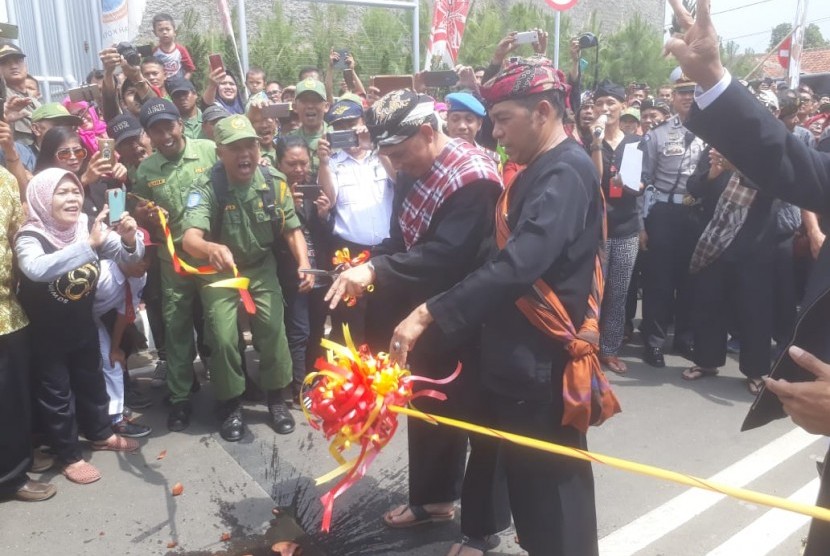 Wali Kota Cimahi, Ajay M Priatna didampingi Wakil Wali Kota Cimahi, Ngatiyana meresmikan Fly Over Padasuka di Jalan Lokomotif 1, RW 14, Kelurahan Padasuka, Kecamatan Cimahi Tengah, Kota Cimahi, Senin (22/10). 