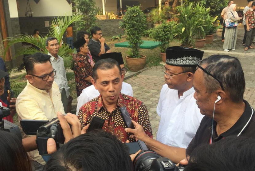 Wali Kota Cimahi, Ajay M Priatna melayat ke rumah duka almarhum  mantan Wali Kota Cimahi, Itoc Tochija di Sari Asih, Sukajadi, Kota Bandung,  Sabtu (14/9) sore.