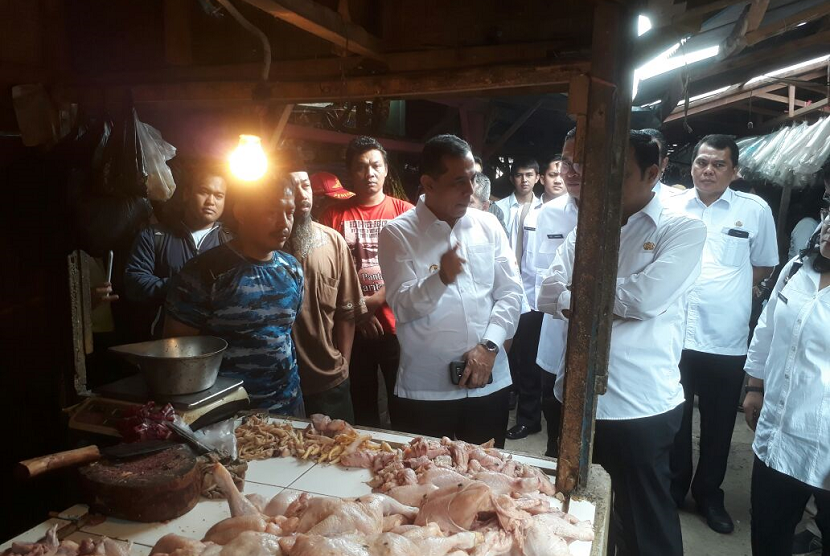 Wali Kota Cimahi, Ajay M Priatna memantau harga bahan pokok di Pasar Cimindi jelang bulan puasa Ramadan, Rabu (16/5). Harga sejumlah komoditas terpantau naik seperti daging ayam dan telur.