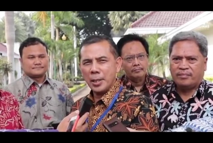 Wali Kota Cimahi Ajay M Priatna (tengah).
