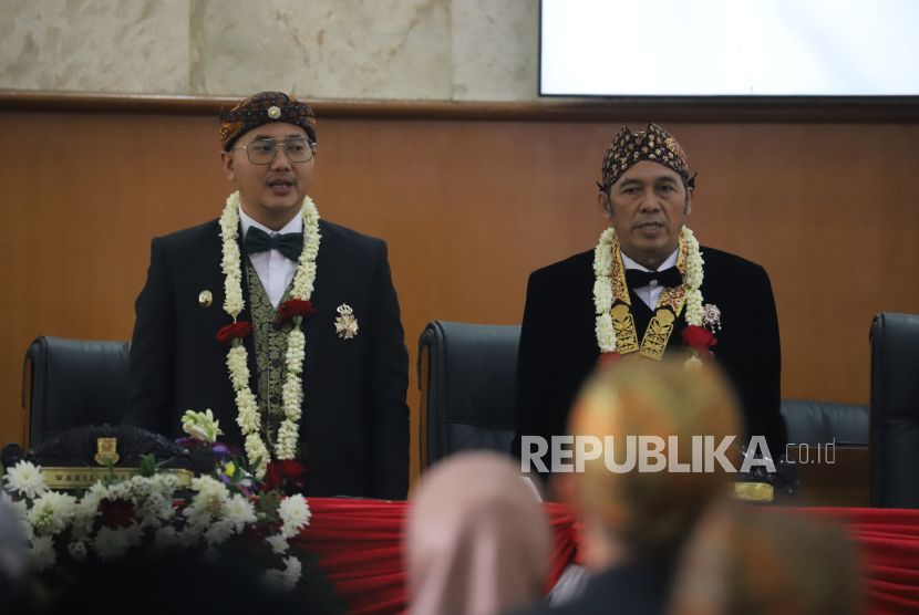 Wali Kota Cimahi Ngatiyana (kanan) dan Wakil Wali Kota Cimahi, Adhitia Yudisthira (kiri). Bersama Pemkot Cimahi, Mereka Siap Menciptkan 10.000 SDM Siap Bekerja.