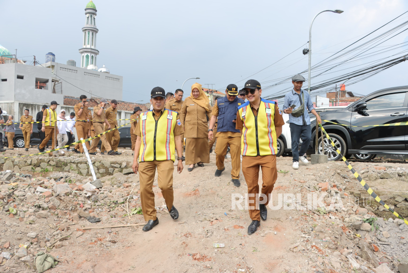 Wali Kota Cimahi, Ngatiyana (kiri) Bersama Wakil Wali Kota Cimahi, Adhitia Yudisthira (kanan) Meninjau Proyek Pelebaran Radius Tikung Bundaran Jati yang Bakal Mengurai Kemacetan di Kawasan Tersebebut.