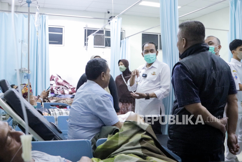 Wali Kota Cimahi, Ngatiyana Mengunjungi Pasien di Salah Satu Ruangan RSUD Cibabat pada Rabu (2/7/2025).