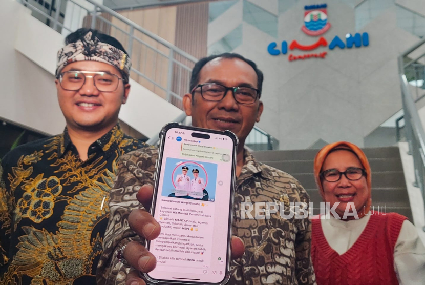 Wali Kota Cimahi Ngatiyana (Tengah), Didampingi Wakil Wali Kota Cimahi Adhitia Yudisthira (Kiri) serta Plt Asisten Pemerintahan dan Kesra Kota Cimahi, Hella Haerani Menunjukan Pelayanan WA Mantap.