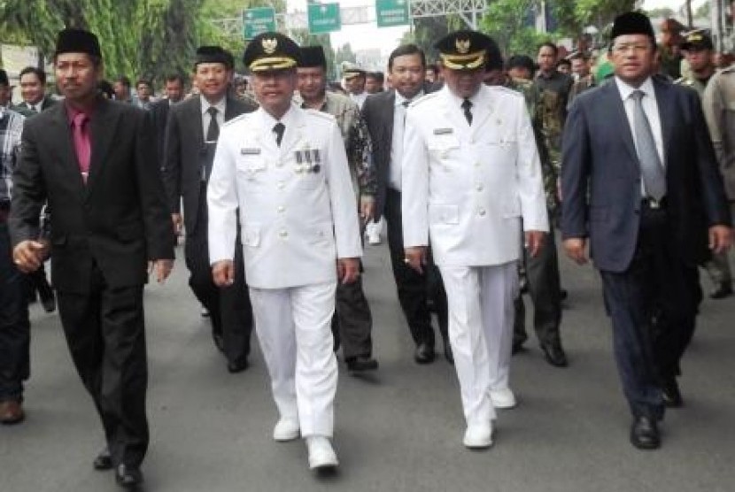 Wali Kota Cirebon Ano Sutrisno (baju putih kiri)