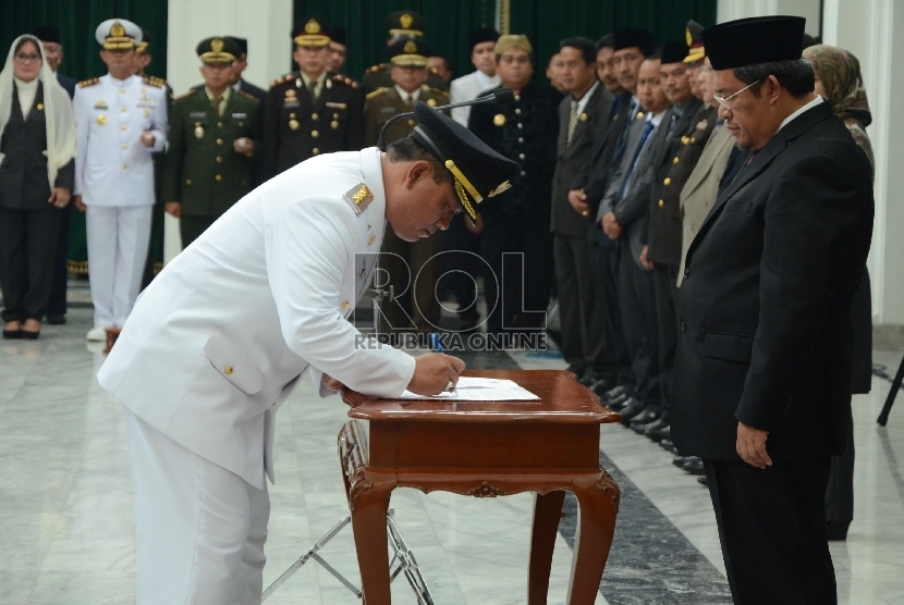 Wali Kota Cirebon Baru: Disaksikan Gubernur Jabar, Ahmad Heryawan (kanan) Nasrudin Azis menandatangani pengangakatan dirinya sebagai Wali Kota Cirebon, di Gedung Sate, Kota Bandung, Kamis (26/3).